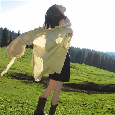 泳池里的女人
